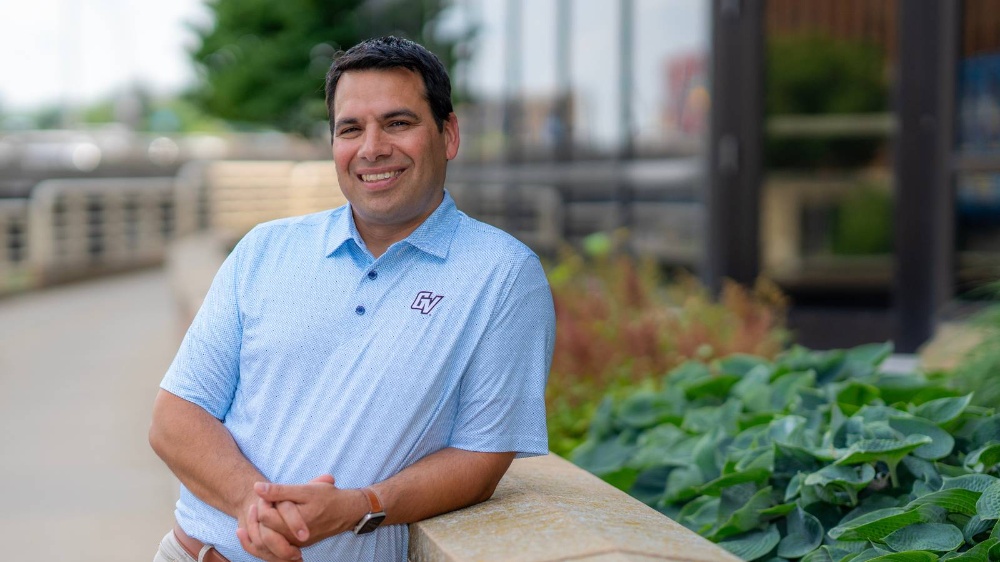 Victor Cardenas '00 2024 Alumni Service Award Recipient